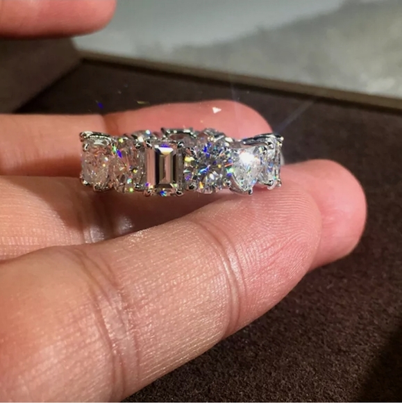 New Elegant Wedding/Enagagement Ring Band - Picture 2 of 9